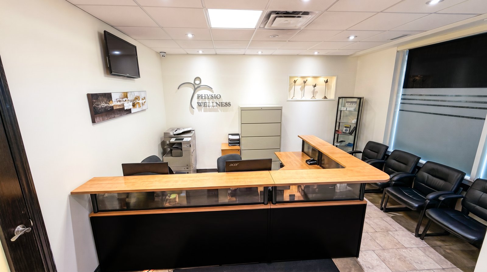 Reception desk at Physiotherapy Wellness Inst physiotherapy clinic in Etobicoke and West Toronto